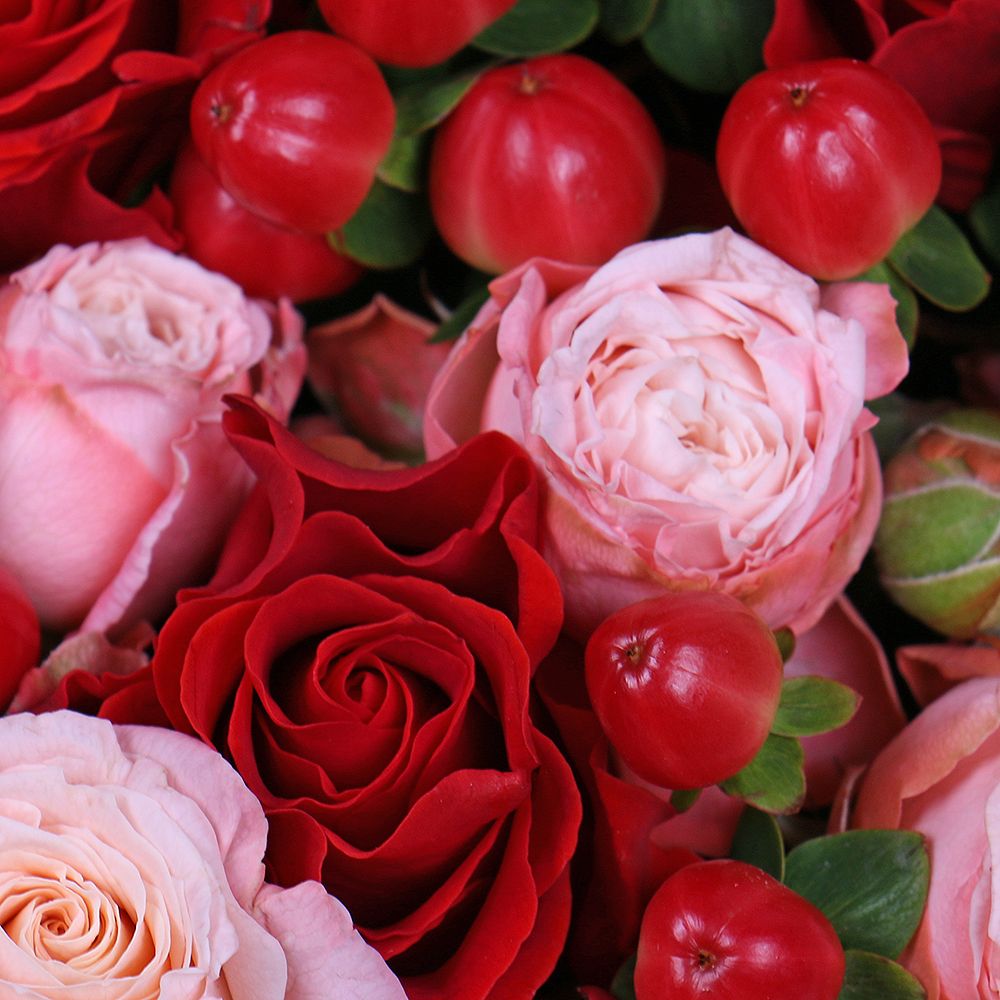 rose, hypericum, oasis, ferrero rocher candies (7 pcs.), heart box, spray rose, packaging, ribbon