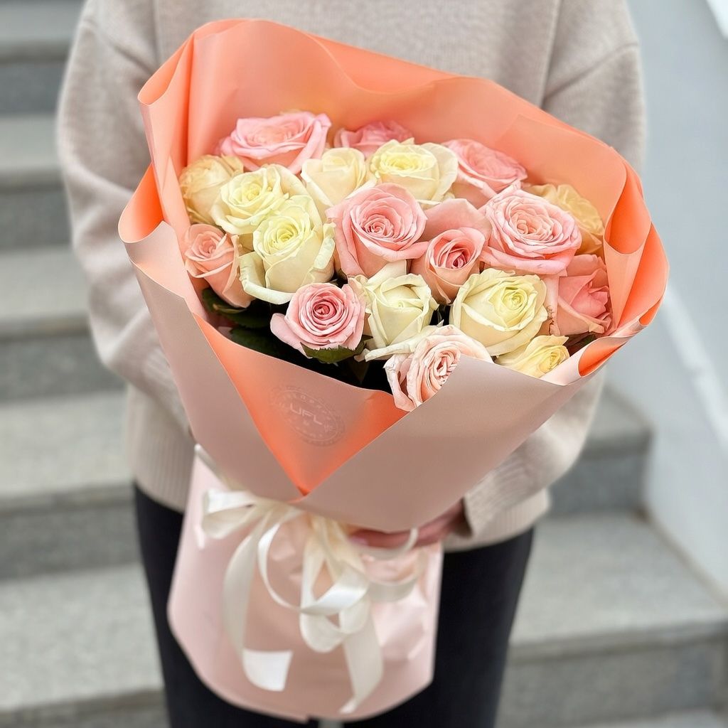 Bouquet 21 white and cream roses