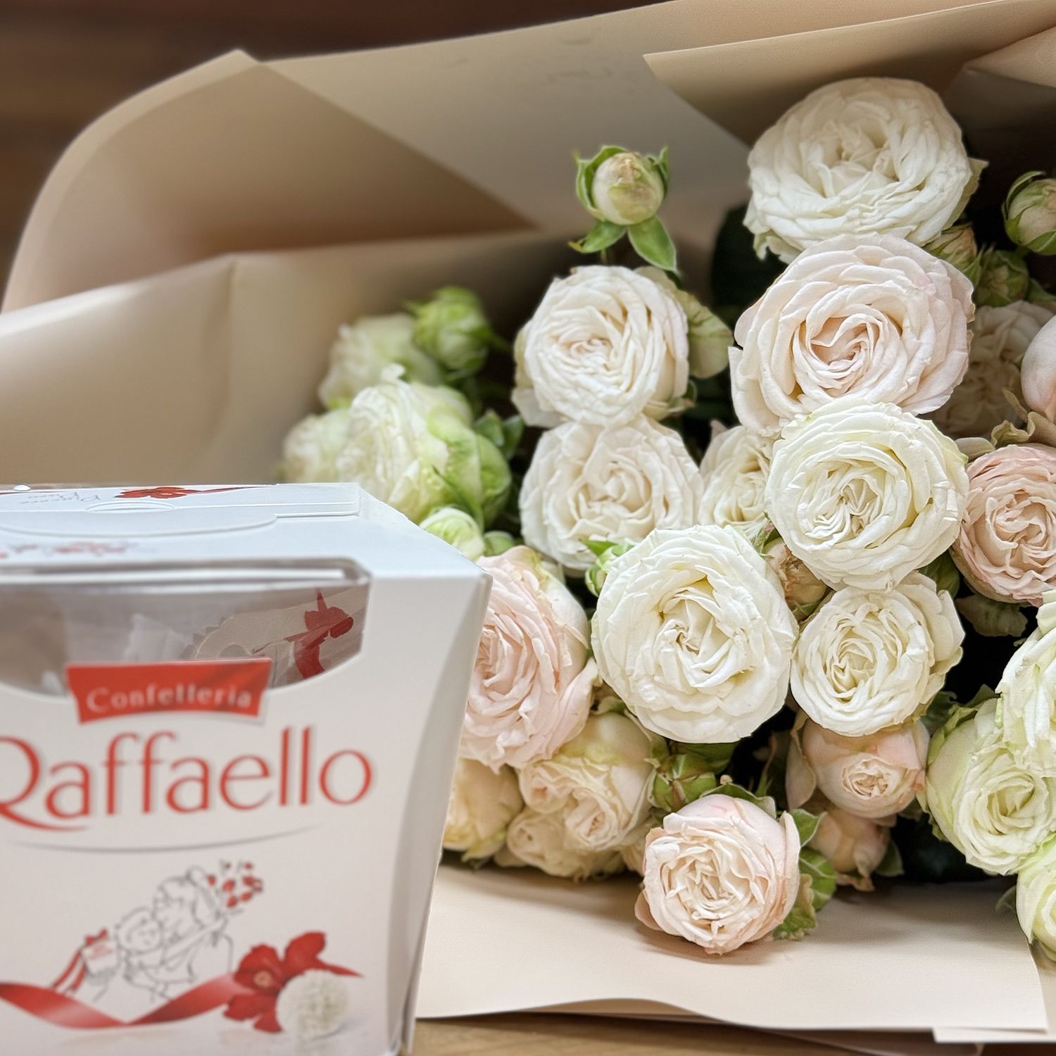 Bouquet Spray of 9 roses + Raffaello