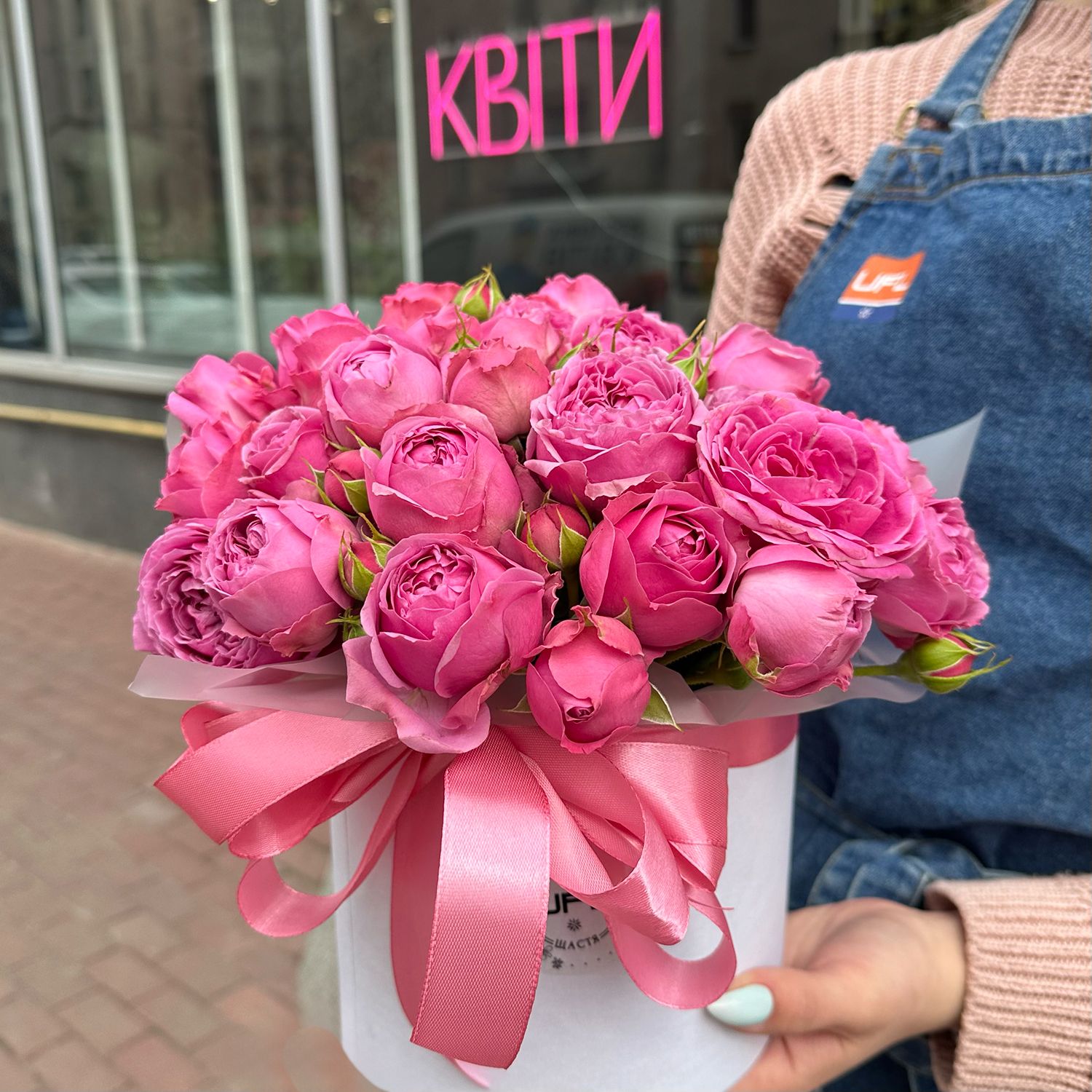 Bouquet Pink peony roses in a box