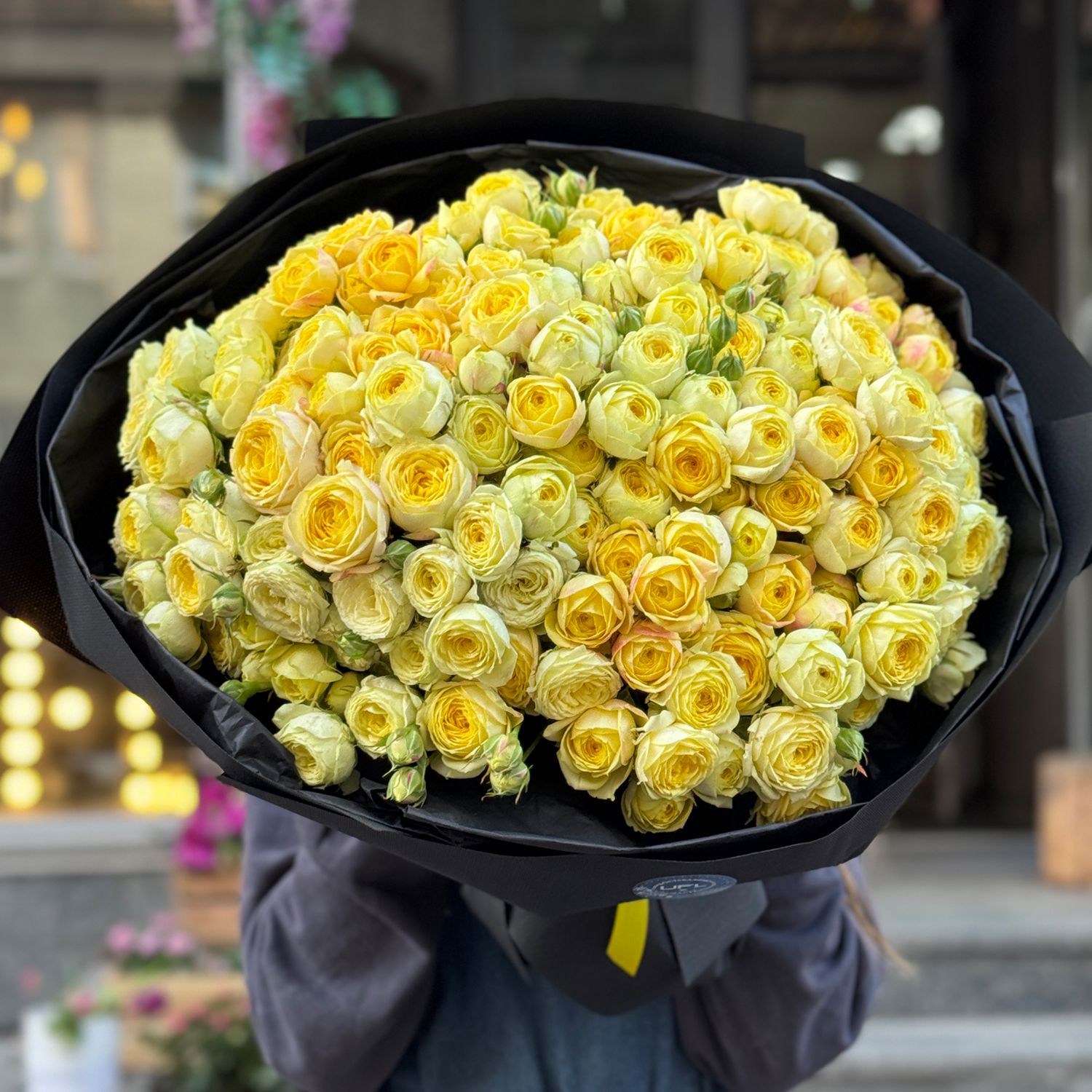 Bouquet 51 yellow peony roses