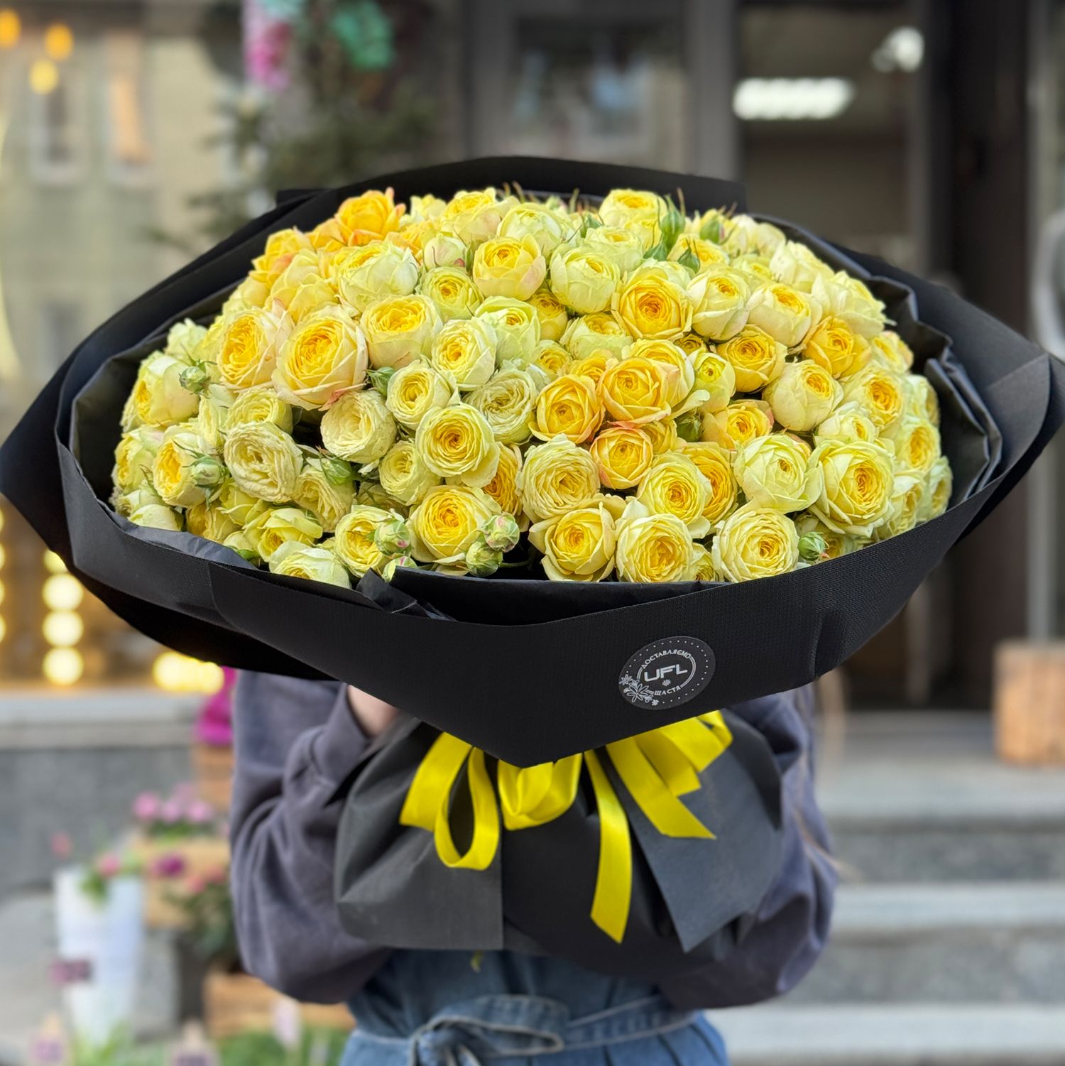 Bouquet 51 yellow peony roses