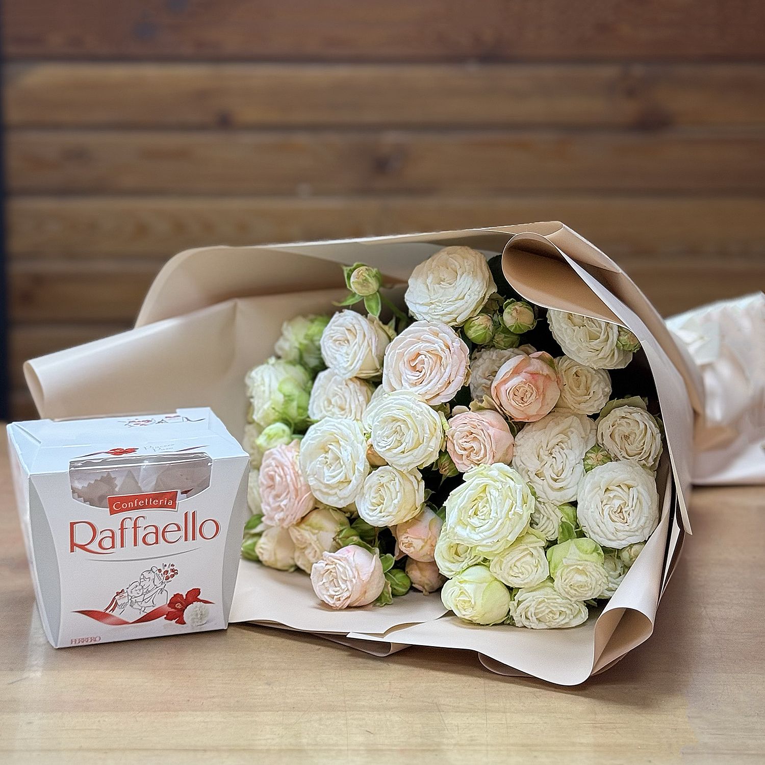 Bouquet Spray of 9 roses + Raffaello
