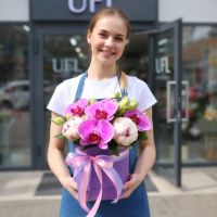white hydrangea, oasis, phalaenopsis orchids (3 pcs.), cream spray rose (7 pcs.), round box m 20x21cm, lilac eustoma, packaging, ribbon
